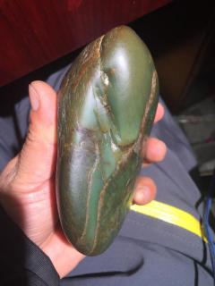 一块奇怪的和田玉籽料原石双色