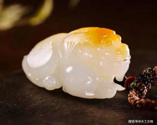 红皮,黑皮,金皮!和田玉最常见的三种优质皮色!